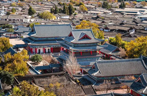 Lijiang, Yunnan, Çin - Aralık 12023: Güneşli havada eski bir kasaba, HDR Görüntü