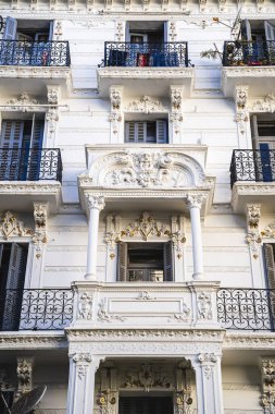 Cezayir, Cezayir - 8 Mayıs 2023: Güneşli havalarda tarihi şehir merkezi