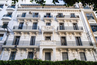 Cezayir, Cezayir - 8 Mayıs 2023: Güneşli havalarda tarihi şehir merkezi