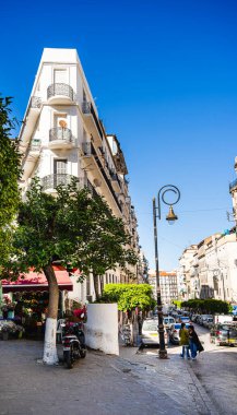 Cezayir, Cezayir - 8 Mayıs 2023: Güneşli havalarda tarihi şehir merkezi