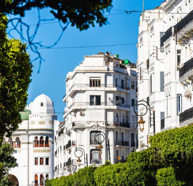 Cezayir, Cezayir - 8 Mayıs 2023: Güneşli havalarda tarihi şehir merkezi