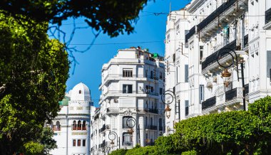 Cezayir, Cezayir - 8 Mayıs 2023: Güneşli havalarda tarihi şehir merkezi