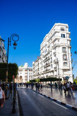 Cezayir, Cezayir - 8 Mayıs 2023: Güneşli havalarda tarihi şehir merkezi