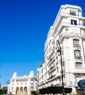 Cezayir, Cezayir - 8 Mayıs 2023: Güneşli havalarda tarihi şehir merkezi