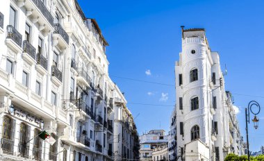 Cezayir, Cezayir - 8 Mayıs 2023: Güneşli havalarda tarihi şehir merkezi