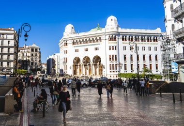 Cezayir, Cezayir - 8 Mayıs 2023: Güneşli havalarda tarihi şehir merkezi