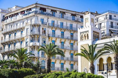 Cezayir, Cezayir - 8 Mayıs 2023: Güneşli havalarda tarihi şehir merkezi