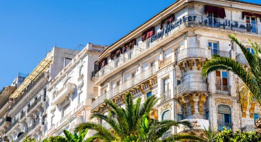 Cezayir, Cezayir - 8 Mayıs 2023: Güneşli havalarda tarihi şehir merkezi