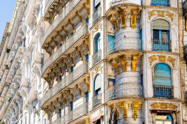 Cezayir, Cezayir - 8 Mayıs 2023: Güneşli havalarda tarihi şehir merkezi