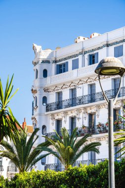 Cezayir, Cezayir - 8 Mayıs 2023: Güneşli havalarda tarihi şehir merkezi