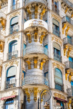 Cezayir, Cezayir - 8 Mayıs 2023: Güneşli havalarda tarihi şehir merkezi