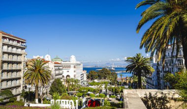 Cezayir, Cezayir - 8 Mayıs 2023: Güneşli havalarda tarihi şehir merkezi