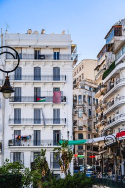 Cezayir, Cezayir - 8 Mayıs 2023: Güneşli havalarda tarihi şehir merkezi