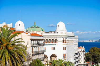 Cezayir, Cezayir - 8 Mayıs 2023: Güneşli havalarda tarihi şehir merkezi