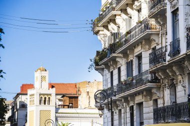 Cezayir, Cezayir - 8 Mayıs 2023: Güneşli havalarda tarihi şehir merkezi