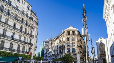 Cezayir, Cezayir - 8 Mayıs 2023: Güneşli havalarda tarihi şehir merkezi