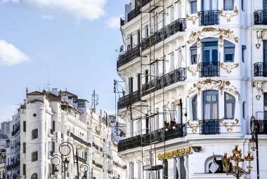 Cezayir, Cezayir - 8 Mayıs 2023: Güneşli havalarda tarihi şehir merkezi