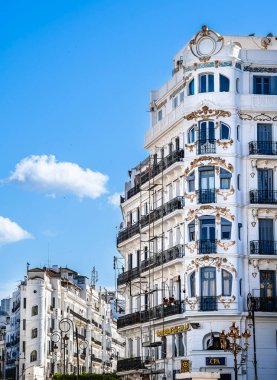 Cezayir, Cezayir - 8 Mayıs 2023: Güneşli havalarda tarihi şehir merkezi