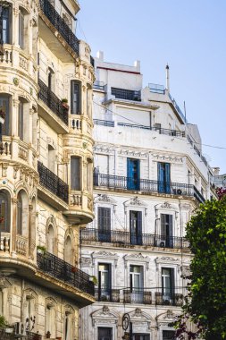 Cezayir, Cezayir - 8 Mayıs 2023: Güneşli havalarda tarihi şehir merkezi