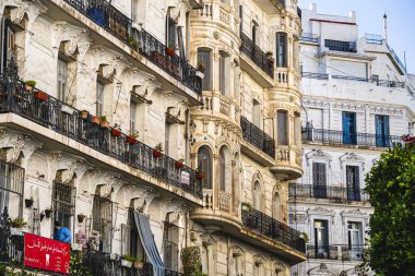 Cezayir, Cezayir - 8 Mayıs 2023: Güneşli havalarda tarihi şehir merkezi