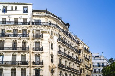 Cezayir, Cezayir - 8 Mayıs 2023: Güneşli havalarda tarihi şehir merkezi