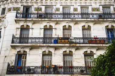 Cezayir, Cezayir - 8 Mayıs 2023: Güneşli havalarda tarihi şehir merkezi