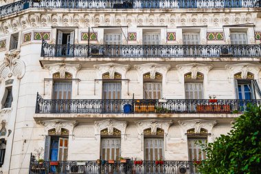 Cezayir, Cezayir - 8 Mayıs 2023: Güneşli havalarda tarihi şehir merkezi