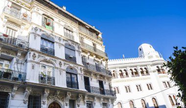 Cezayir, Cezayir - 8 Mayıs 2023: Güneşli havalarda tarihi şehir merkezi