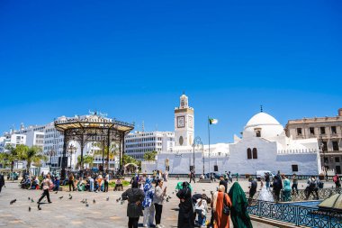 Cezayir, Cezayir - 8 Mayıs 2023: Güneşli havalarda tarihi şehir merkezi