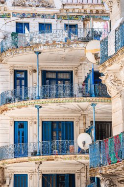 Cezayir, Cezayir - 8 Mayıs 2023: Güneşli havalarda tarihi şehir merkezi