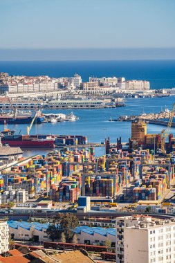 Cezayir, Cezayir - 8 Mayıs 2023: Güneşli havalarda tarihi şehir merkezi