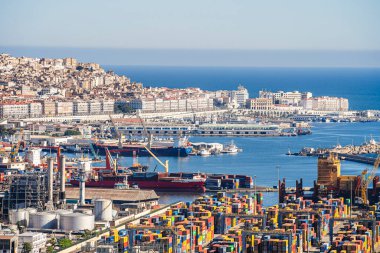 Cezayir, Cezayir - 8 Mayıs 2023: Güneşli havalarda tarihi şehir merkezi