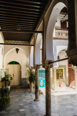 Cezayir, Cezayir - 8 Mayıs 2024: Güneşli havada tarihi şehir mimarisi, HDR Görüntü