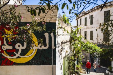 Cezayir, Cezayir - 8 Mayıs 2024: Güneşli havada tarihi şehir mimarisi, HDR Görüntü