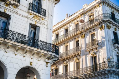 Cezayir, Cezayir - 8 Mayıs 2024: Güneşli havada tarihi şehir mimarisi, HDR Görüntü