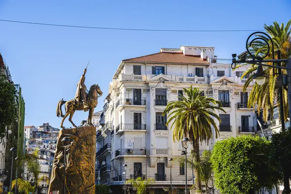 Cezayir, Cezayir - 8 Mayıs 2023: Güneşli havalarda tarihi şehir merkezi