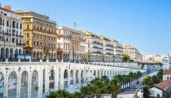 Cezayir, Cezayir - 8 Mayıs 2024: Güneşli havada tarihi şehir mimarisi, HDR Görüntü