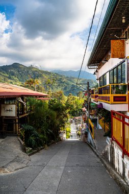 Salento, Kolombiya - 3 Şubat 2024: Bulutlu havada tarihi şehir merkezi, HDR Görüntü