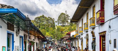 Salento, Kolombiya - 3 Şubat 2024: Bulutlu havada tarihi şehir merkezi, HDR Görüntü