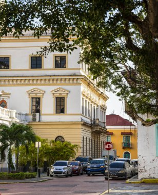 Panama Şehri, Panama - 4 Şubat 2024: Güneşli havada tarihi şehir merkezi, HDR Görüntü