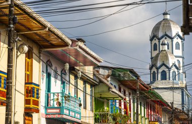 Filandia, Quindio, Kolombiya - 3 Şubat 2024: Bulutlu havada resim köyü, HDR resmi