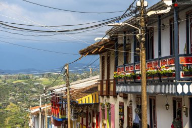 Filandia, Quindio, Kolombiya - 3 Şubat 2024: Bulutlu havada resim köyü, HDR resmi