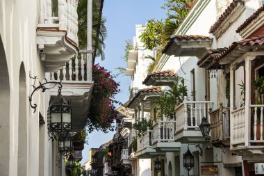 Cartagena, Kolombiya - 4 Şubat 2024: Güneşli havada tarihi şehir merkezi, HDR Görüntü