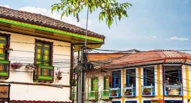 Filandia, Quindio, Kolombiya - 3 Şubat 2024: Bulutlu havada resim köyü, HDR resmi