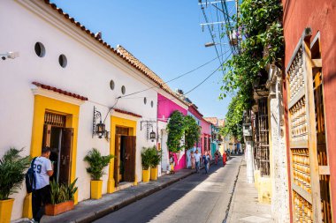 Cartagena, Kolombiya - 4 Şubat 2024: Güneşli havada tarihi şehir merkezi, HDR Görüntü