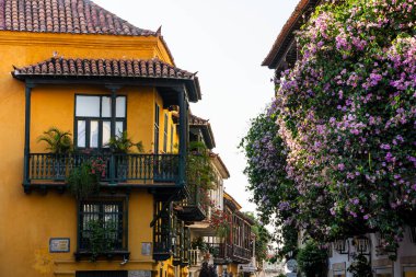 Cartagena, Kolombiya - 4 Şubat 2024: Güneşli havada tarihi şehir merkezi, HDR Görüntü