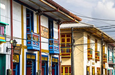 Filandia, Quindio, Kolombiya - 3 Şubat 2024: Bulutlu havada resim köyü, HDR resmi