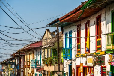 Filandia, Quindio, Kolombiya - 3 Şubat 2024: Bulutlu havada resim köyü, HDR resmi