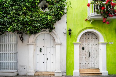 Cartagena, Kolombiya - 4 Şubat 2024: Güneşli havada tarihi şehir merkezi, HDR Görüntü