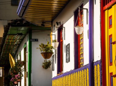 Salento, Kolombiya - 3 Şubat 2024: Bulutlu havada tarihi şehir merkezi, HDR Görüntü